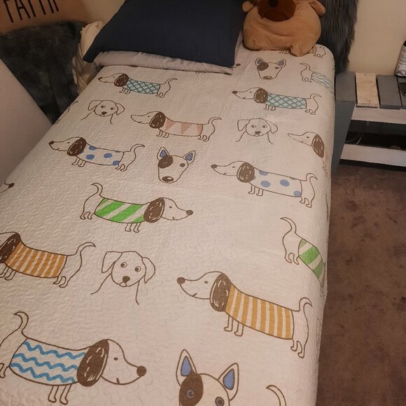 Twin size bedspread - Picture 1 of 3